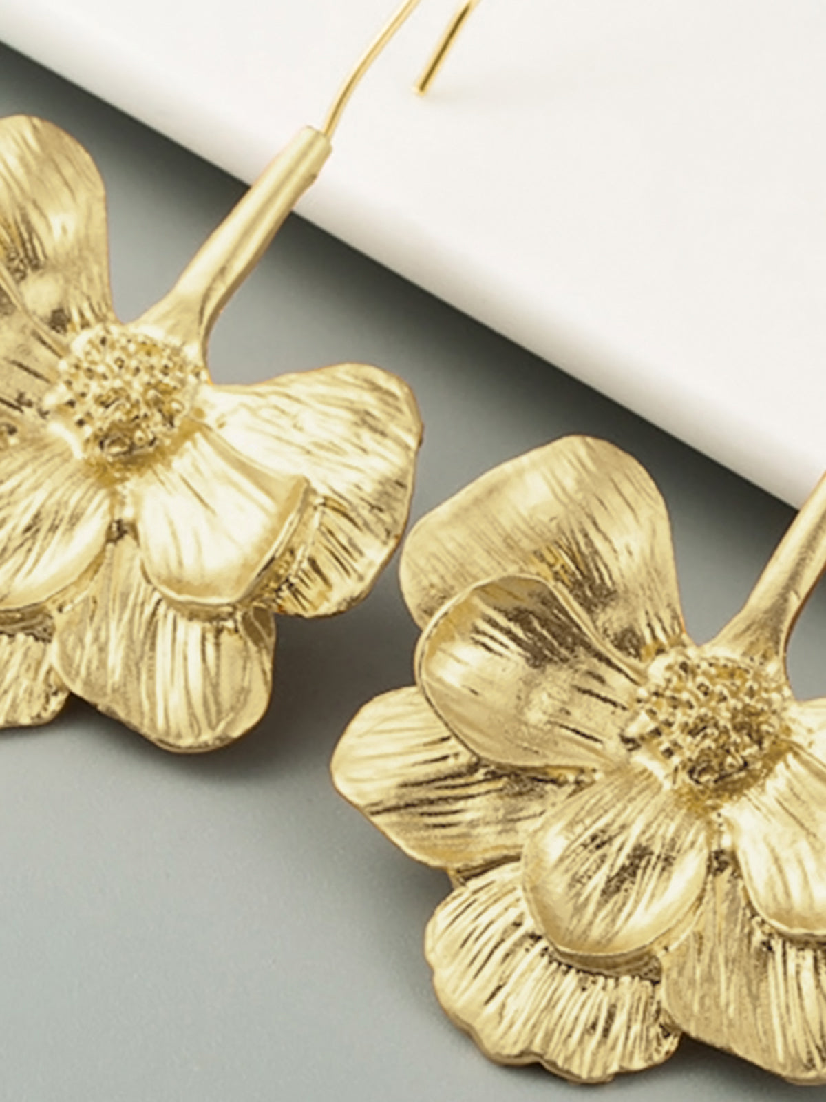 Çiçek Motifli Sallantılı Küpe