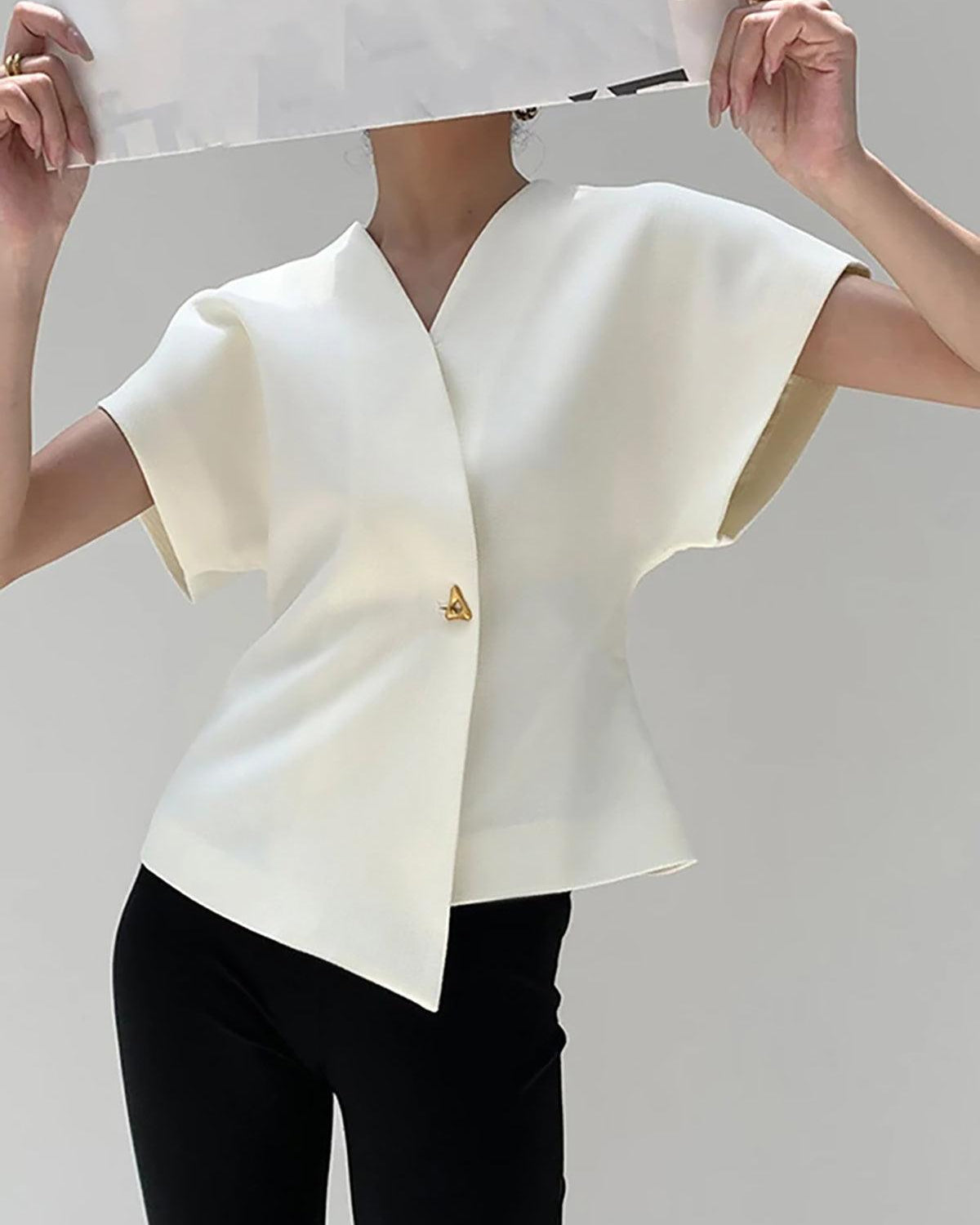 Minimal Altın Detaylı Kolsuz Bluz